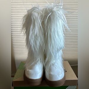Elegant White Faux Fur Winter Boots